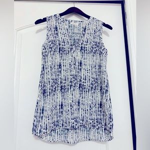 EUC Women’s Navy & White V-neck Sleeveless Blouse / Tank Top - Maurices Size XS